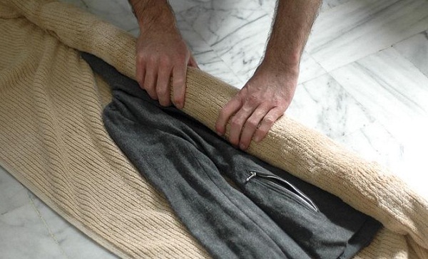Cách làm khô quần áo cấp tốc bằng khăn bông