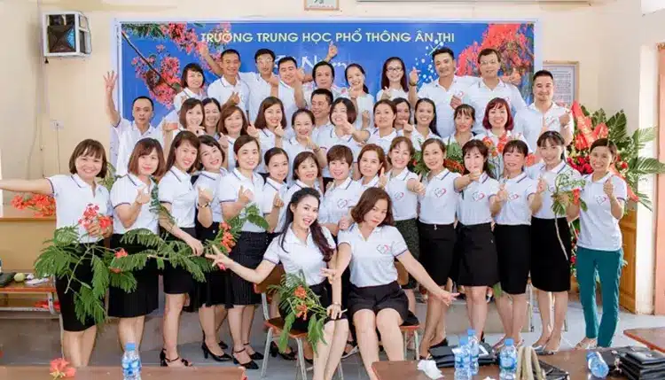 Atlan chuyên may áo đồng phục họp lớp 20 năm uy tín, giá rẻ, chất lượng cao