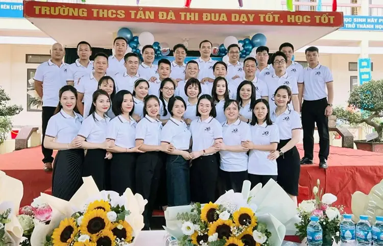 Những mẫu áo đồng phục với kiểu dáng phong cách nhưng cũng không kém phần thanh lịch, chững chạc