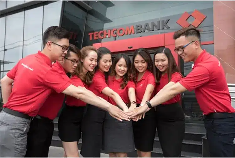 Áo thun đồng phục polo Techcombank được thiết kế trẻ trung, hiện đại