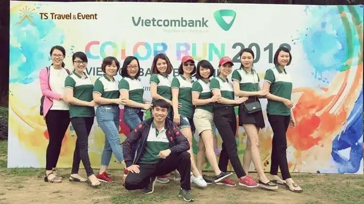 Áo team building đồng phục của Vietcombank với thiết kế năng động, chất liệu thấm hút tốt