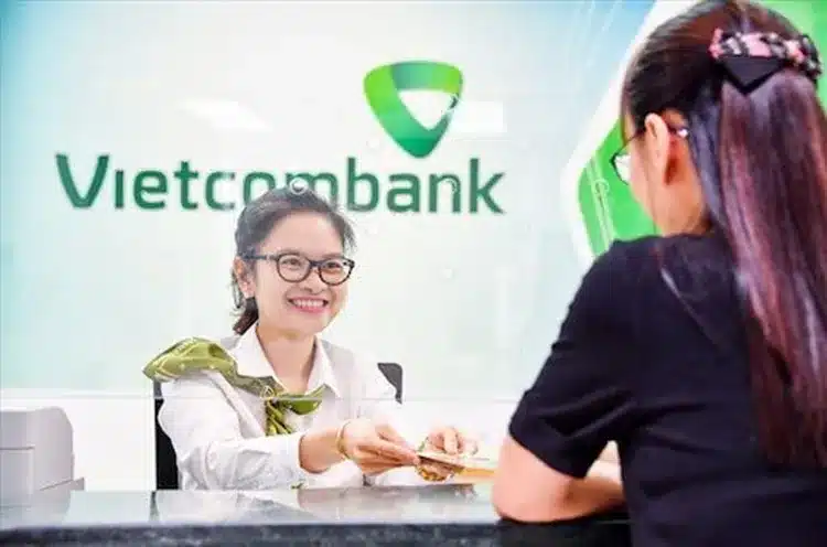 Đồng phục ngân hàng Vietcombank có thiết kế đơn giản nhưng vẫn lịch sự và trang trọng