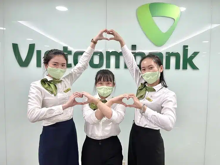 Các nhân viên thêm phần lịch thiệp, trang nhã hơn với áo sơ mi đồng phục ngân hàng Vietcombank