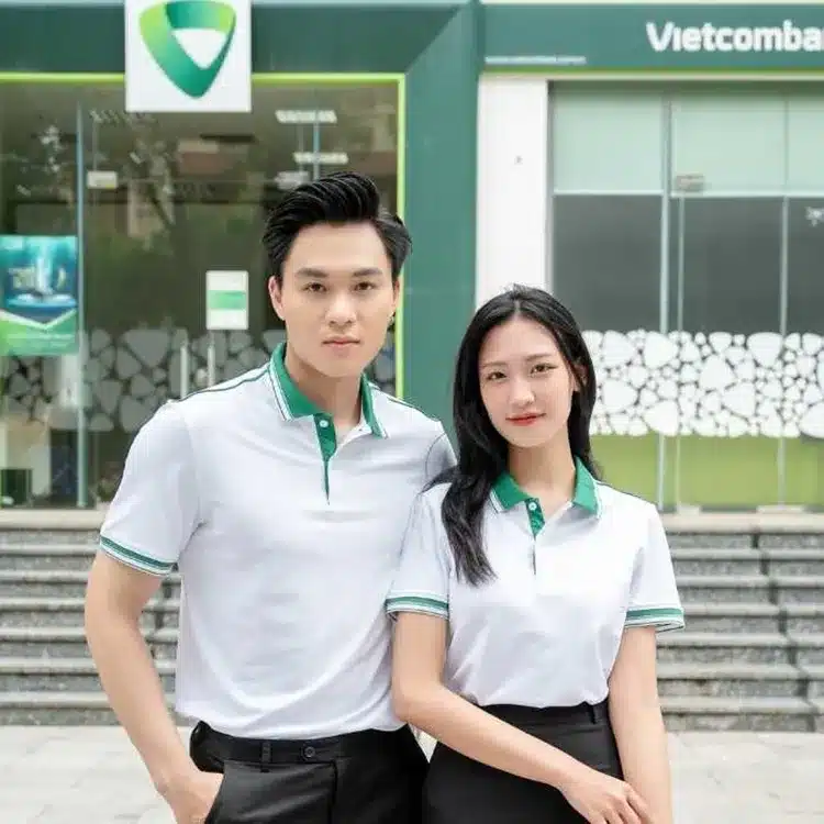 Những chiếc áo phông đồng phục ngân hàng Vietcombank có màu trắng, xanh là màu chủ đạo